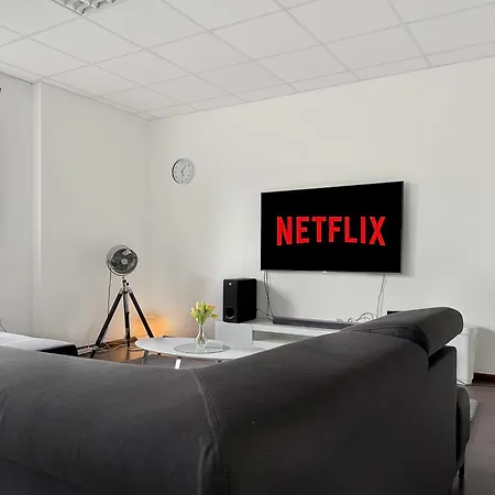 Private Escape Cinema Lounge Sleeps 17 Apartment *